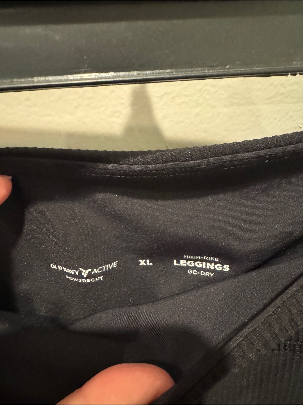 Old Navy Black High-Rise Leggings with Side Pockets - Picture 3 of 4